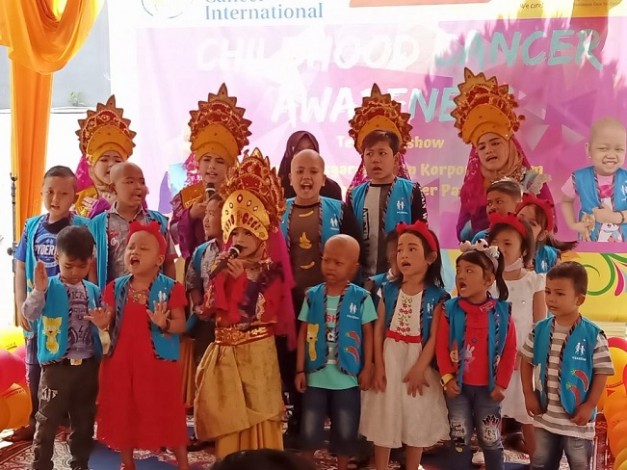 Senyum Bahagia Anak-anak Penderita Kanker Riau dapat Bantuan dari Alfamart