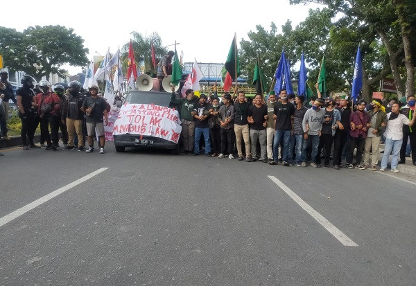 Ratusan Mahasiswa Kembali Demo Tolak Omnibus Law di DPRD Riau