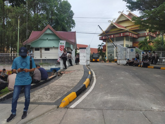 Polisi Siaga di Depan Gedung DPRD Riau, Tak Ada Kawat Berduri