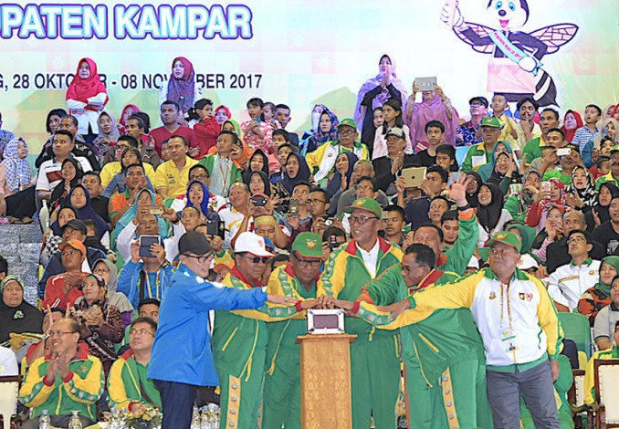 Ribuan Masyarakat Terobos Pintu Stadion, Porprov IX tahun 2017 Resmi Ditutup Wagubri
