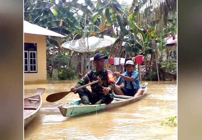 Cerita Anggota TNI di Kuansing Menghadapi Banjir Bersama Warga