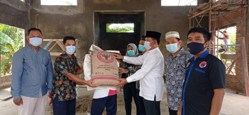 NasDem Riau Serahkan Bantuan 80 Sak Semen untuk Musholla Al Mubarok Tenayan Raya