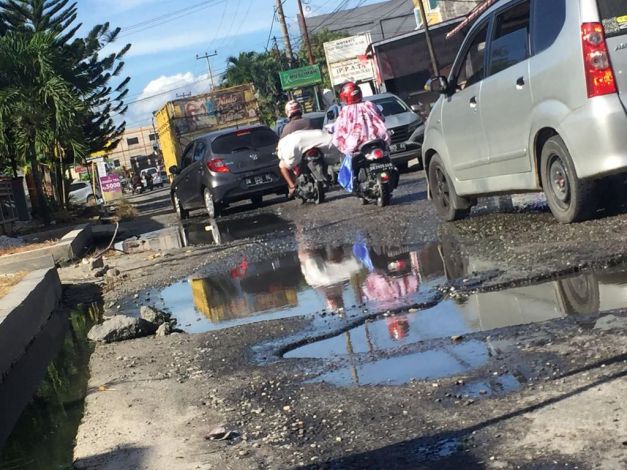 Drainase Tak Berfungsi, Ruas Jalan Suka Karya Selalu Tergenang Air