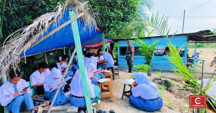 Ruangan Sekolah Digenangi Banjir, Pelajar di Rokan Hulu, Riau Belajar di Kantin
