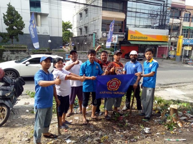Cegah Banjir dan DBD, Warga Sago Gotong Royong Bersihkan Parit
