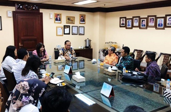 Gubernur Pasarkan Produk Ekonomi Keatif Riau ke Dirut BUMN Sarinah