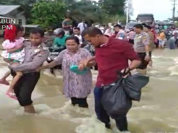 Polisi Berjibaku Bantu Warga Korban Banjir di Kabun
