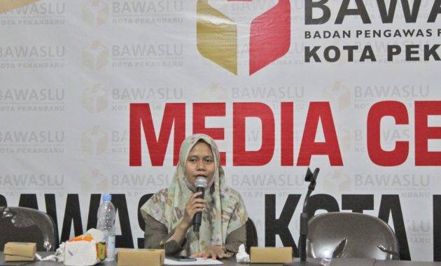 Anggota Bawaslu Kota Pekanbaru, yang juga koordinator Divisi SDM Siti Syamsiah