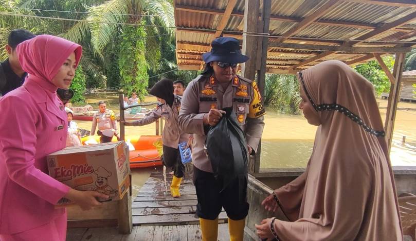 Dua Bulan Dilanda Banjir, Kapolres Rohul Salurkan Bantuan ke Warga Sontang