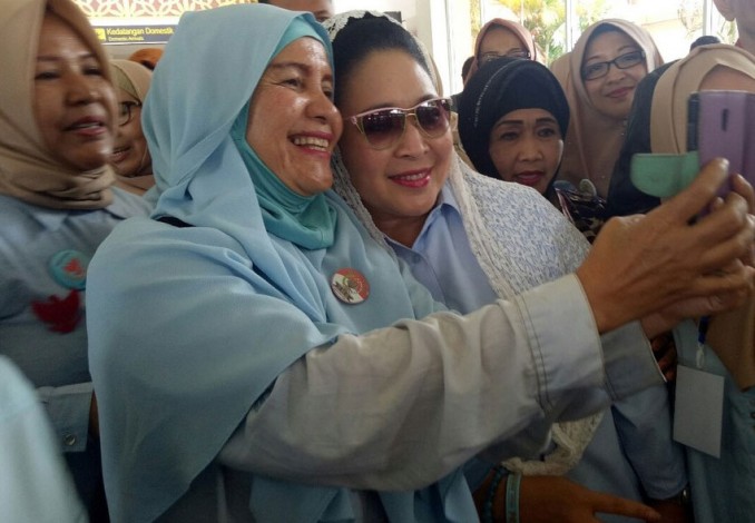 Titiek Soeharto Mendarat di Pekanbaru, Ratusan Emak-emak Pendukung Prabowo Rebutan Selfie