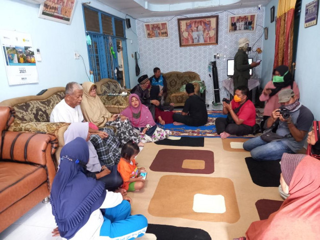 Keluarga dan Warga Berdatangan ke Rumah Putri Wahyuni di Rumbai, Penumpang Sriwijaya Air SJY-182