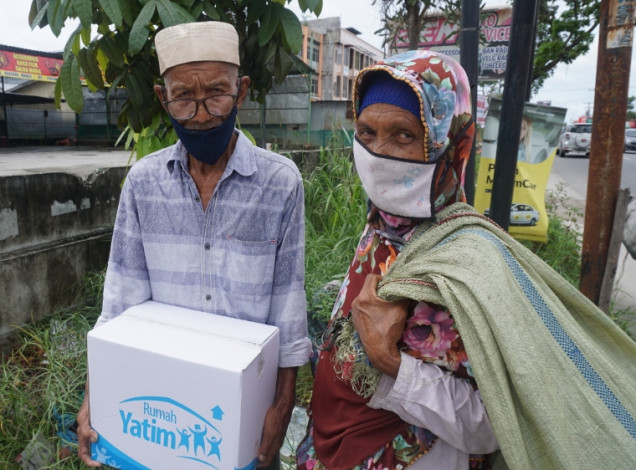 Rumah Yatim Serahkan Bantuan Bahan Pokok untuk Bapak Senen, Lansia Prasejahtera di Pekanbaru