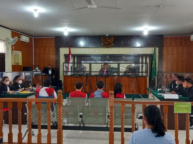 Perdana Jalani Sidang Offline di PN Pekanbaru, Bos Perusahaan Investasi Bodong Dikawal Polisi