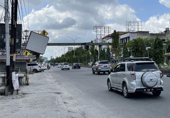 Besi Besar Melintang di Jalan Nangka, Ada Pembangunan JPO Baru?