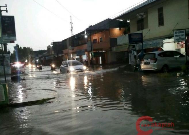 Diguyur Hujan, Jalanan di Pekanbaru Tergenang