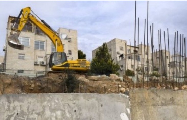 Warga Palestina Terpaksa Bongkar Rumah Mereka Sendiri
