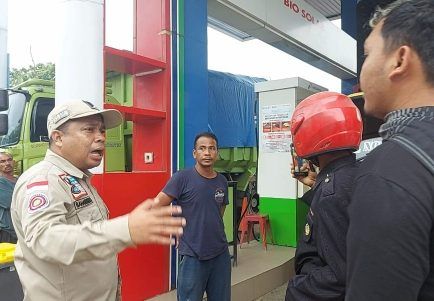 Terobos Pakai Motor, Ketua DPRD Pelalawan Cari Titik Kemacetan Panjang di Pangkalan Kerinci