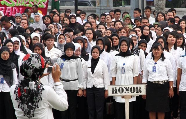 Honorer Pemprov Riau Hanya Boleh Pakai Seragam Hitam Putih