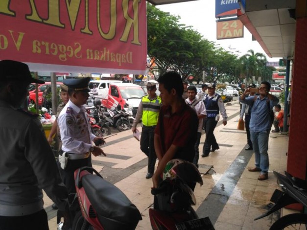 Gunakan Pedestrian Jalan, UPTD Tertibkan Parkir Ilegal di Sudirman