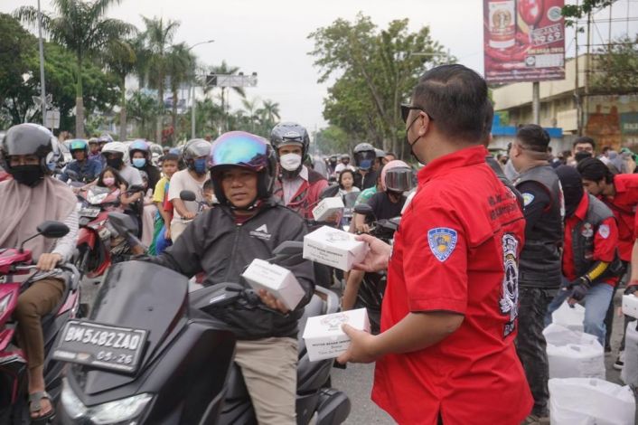 Komunitas Motor Besar Indonesia Berbagi Sembako dan Takjil di Pekanbaru