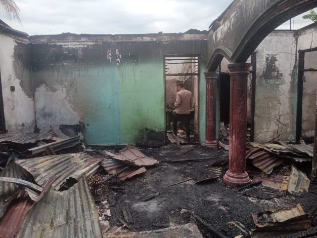 Ditinggal Penghuni Bersilaturahmi, Rumah di Jalan Rambutan Pekanbaru Ludes Terbakar
