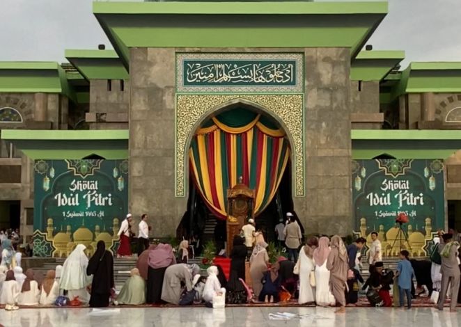 Sempat Diguyur Hujan, Masyarakat Tetap Padati Masjid Raya Annur Riau