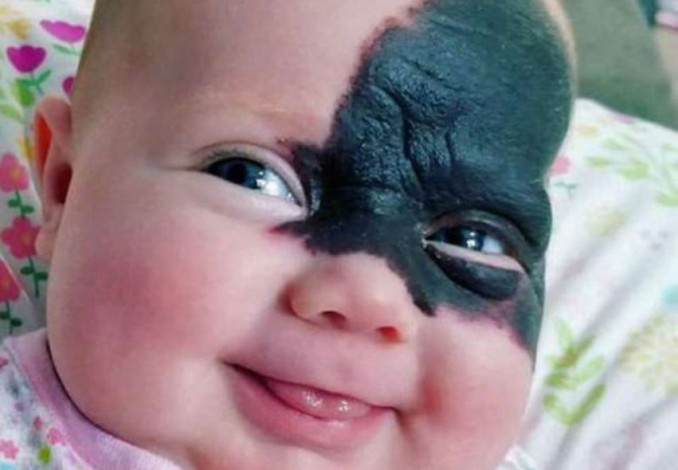 Lahir dengan Topeng Batman, Pesona Bayi Ini Tak Terelakkan