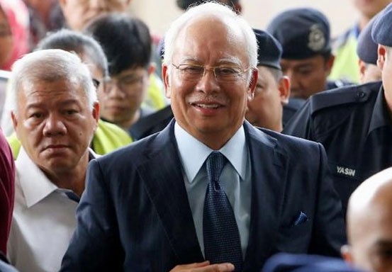 Dituding Swafoto Saat Sidang, Najib Berdalih Hanya Bercermin