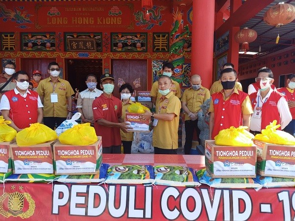 Vihara Long Hong Kiong Bagikan 200 Paket Sembako untuk Masyarakat Terdampak Covid-19