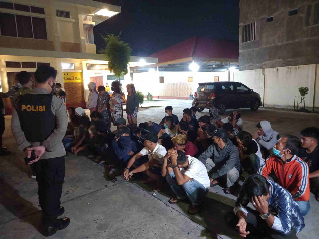Polisi Gerebek Tempat Penginapan di Pekanbaru, Puluhan Muda-Mudi Lari Kocar Kacir