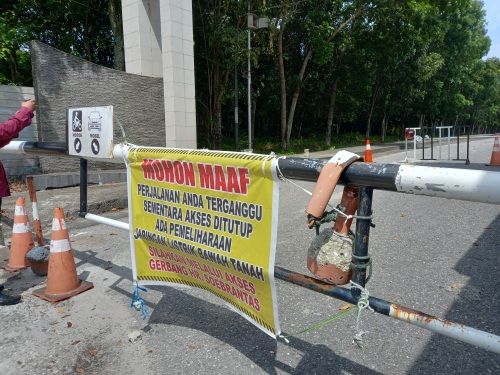 Gerbang Utama Unri Tak Bisa Dilewati, Terkait Sengketa Lahan dengan PT HTJ?