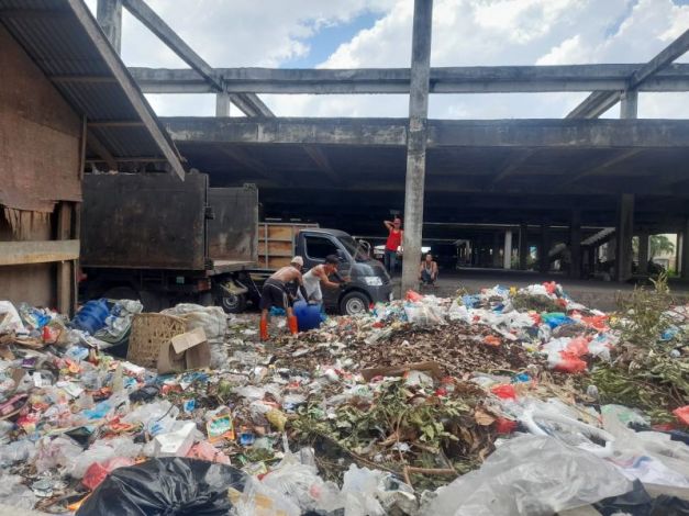 Ganggu Kenyamanan Warga, Sampah Menumpuk di Bangunan Pasar Cik Puan