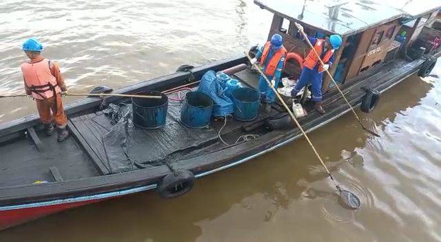 Tumpahan Minyak Mentah Cemari Sungai Siak, Perusahaan Gandeng Warga Membersihkan