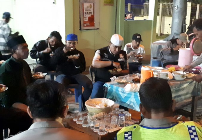 Opor Sahur, Cara Polisi di Pekanbaru Jaga Keamanan dan Bangunkan Warga untuk Sahur Bersama