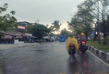Warga Riau Diminta Waspada Hujan Disertai Petir dan Angin Kencang
