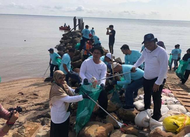 Hari Lingkungan Hidup se-Dunia, DLHK Riau Bersih-bersih Pantai Marina Dumai
