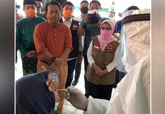 Sekdaprov Riau Tinjau Swab Massal di Pasar Baru Ujung Batu, Rohul
