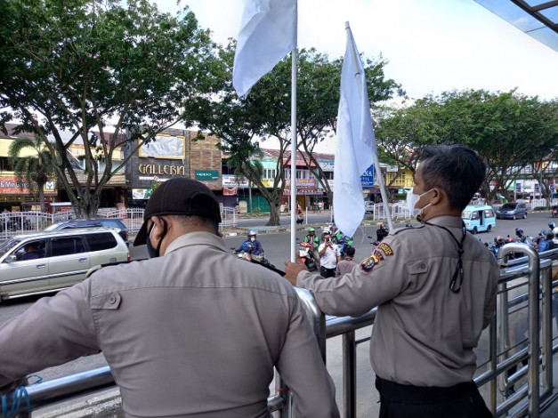 Polisi Bubarkan Aksi Pedagang STC yang Protes PPKM