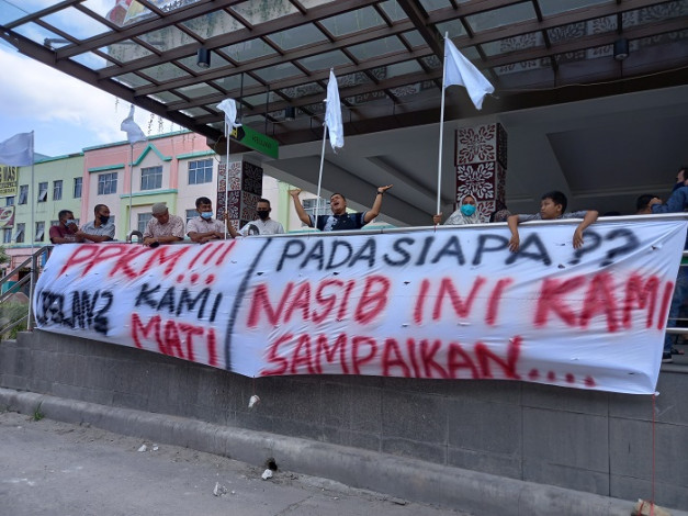 Pedagang STC Pekanbaru Pasang Bendera Putih Protes PPKM: Kami Menyerah, Pelan-pelan Kami Mati!