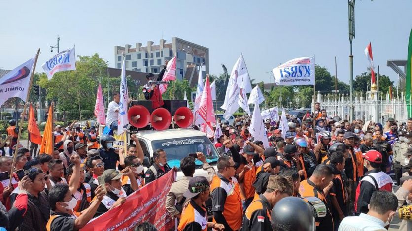 Gelar Aksi di Kantor Gubernur, Ratusan Massa KSBSI Tolak Kemnaker Intervensi Upah Buruh Riau