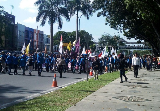 Rupiah Anjlok, Ribuan Mahasiswa UIR Demo ke DPRD Riau
