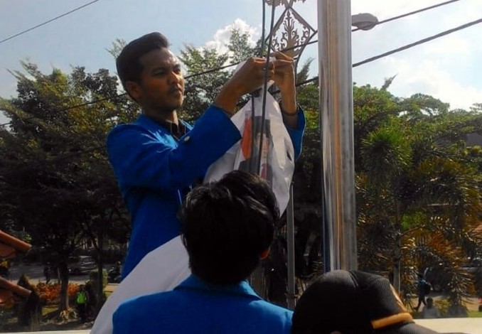 Pocong Bergambar Joko Widodo Digantung di Tiang Bendera DPRD Riau