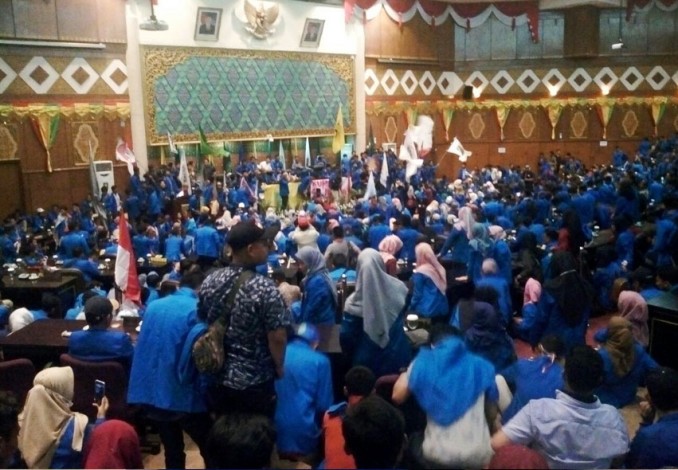 Ribuan Mahasiswa Datang, Anggota DPRD Riau Menghilang