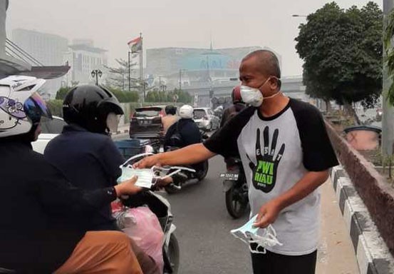 Pekanbaru Diselimuti Asap Pekat, PWI Riau Bagikan 2.000 Masker