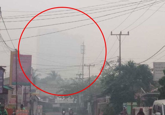 FOTO: Gedung Tinggi di Pekanbaru Hilang Ditelan Kabut Asap