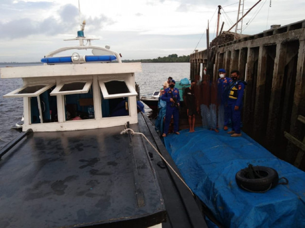 Tim Ditpolairud Polda Riau Tangkap Kapal Pompong Pembawa Kayu Ilegal