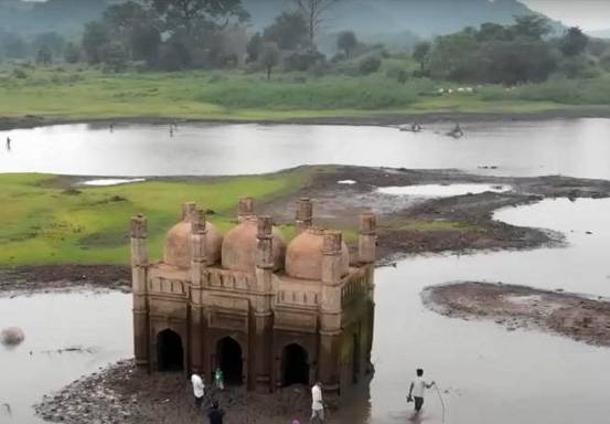 Masjid Berusia Ratusan Tahun Muncul dari Danau di India