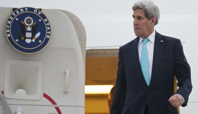 Mantan Menlu AS John Kerry Kepincut Tato Susi Pudjiastuti