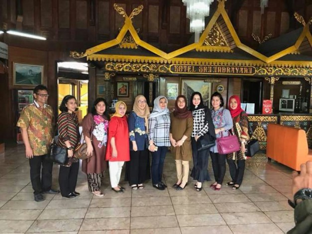 Kunjungi Gerai UMKM Riau di Hotel Sri Indryani, Istri Pangkostrad Beli Batik untuk Oleh-oleh