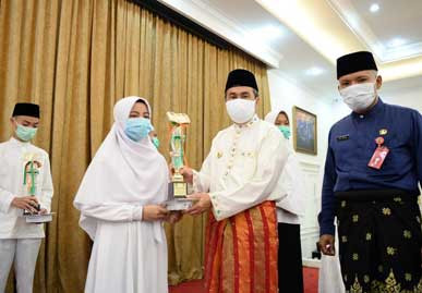 Serahkan Hadiah 12 Pemenang Tahfidz Quran, Gubri: Semoga Anak Riau Banyak Penghafal Alquran